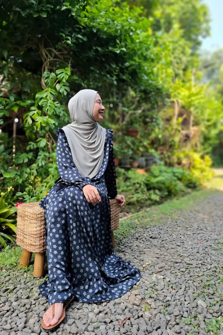 aletta dress - navy model 2