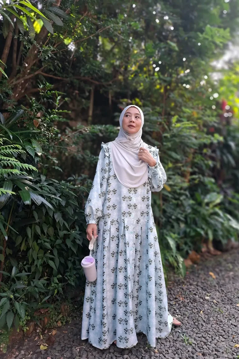 aletta - light blue model 2