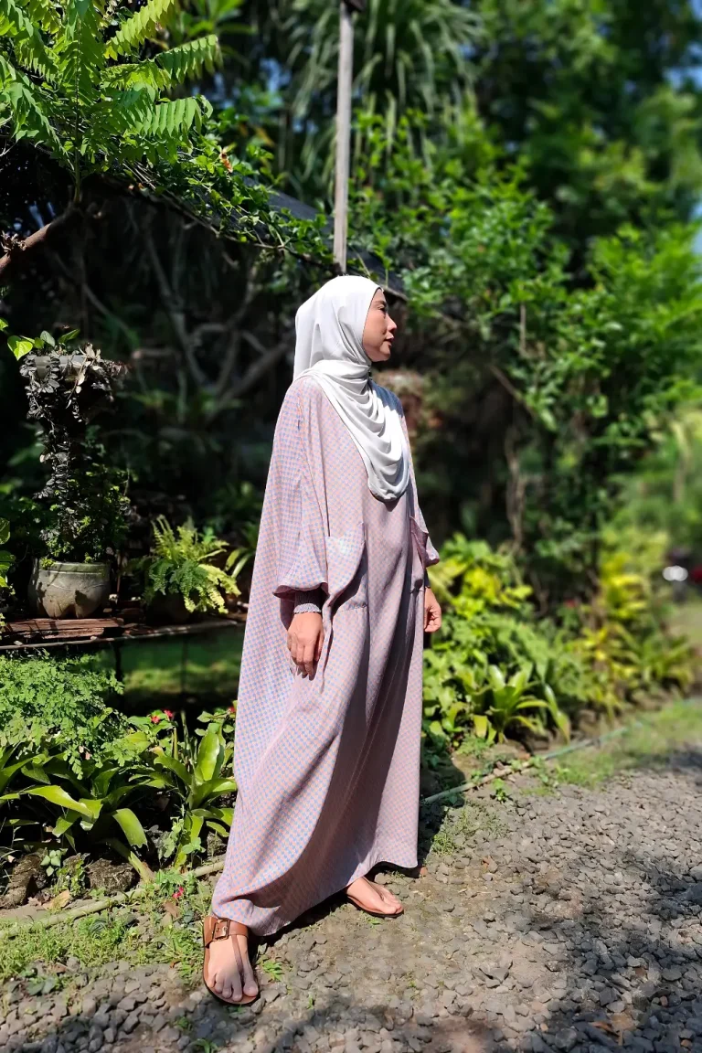 shalima abaya - blue_peach model 1